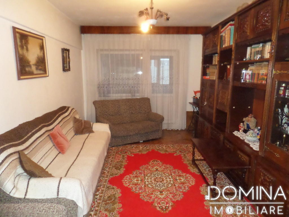 Vanzare apartament 4 camere, situat in Targu Jiu, strada Victoriei pietonal