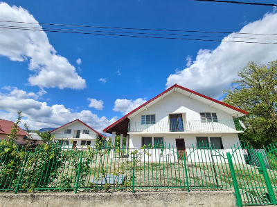 Vânzare proprietate multifuncțională, în Arcani, sat Sănătești - la DN 67 D