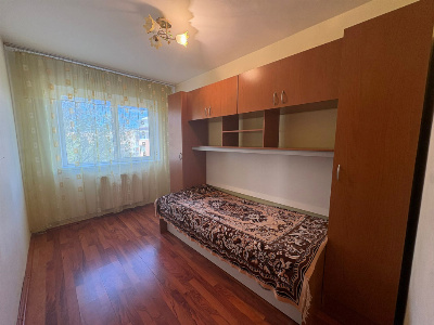 Vânzare apartament 3 camere, etaj 3, situat în Târgu Jiu, strada Slt. Ion Fota