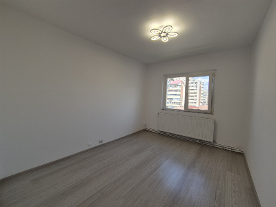 Vânzare apartament central, 3 camere+boxă, situat în Târgu Jiu, strada Cerna