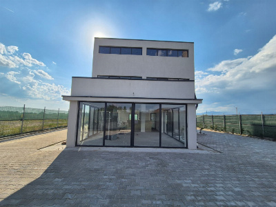 Vânzare *clădire modernă P+1+M* Târgu Jiu – lângă RAR, zonă comercială activă