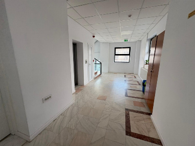 Închiriere spațiu birou *236 mp - ultracentral * - trafic intens