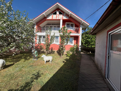 Vânzare casă spațioasă P+M, 903 mp teren - strada Săvinești - Târgu Jiu