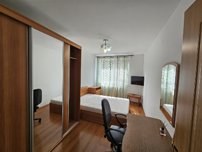 Închiriere apartament 3 camere, etaj 2, situat în Târgu Jiu, strada Garofiței
