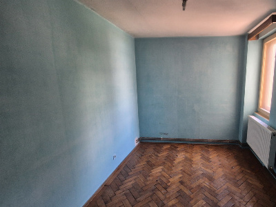 Vânzare apartament 3 camere, etaj 2 - decomandat - strada Zambilelor