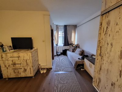 Garsonieră de vânzare, 26 mp, parter, mobilată și utilată – zona 9 Mai